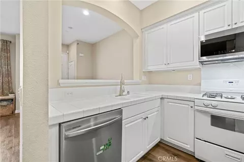 Kitchen - 142 Hedge Bloom, Irvine, CA 92618 photo 2 of 2
