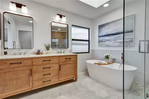 Bath - 5515 Thunderbird, La Jolla, CA 92037 photo 3 of 9