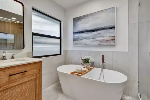 Bath - 5515 Thunderbird, La Jolla, CA 92037 photo 4 of 9
