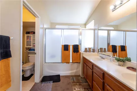 Bath - 11541 Plane Tree, Fontana, CA 92337 photo 2 of 2