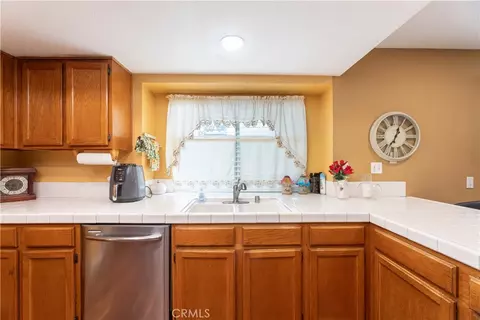 Kitchen - 11541 Plane Tree, Fontana, CA 92337 photo 4 of 5