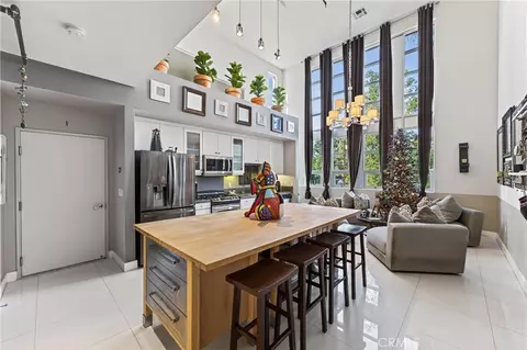 906 E Civic Ctr, Santa Ana, CA 92701