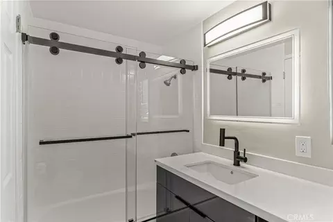 Bath - 401 W 5th St #3B, Long Beach, CA 90802 photo 2 of 4