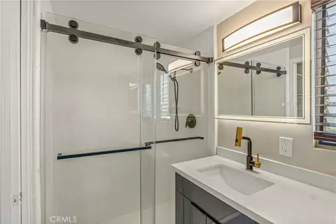 Bath - 401 W 5th St #3B, Long Beach, CA 90802 photo 3 of 4