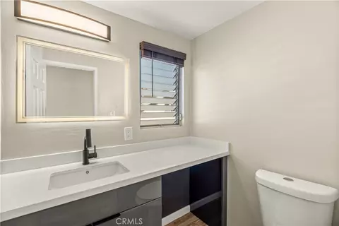 Bath - 401 W 5th St #3B, Long Beach, CA 90802 photo 1 of 4