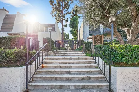 18360 Collins St #E, Tarzana, CA 91356