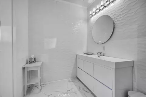 Bath - 300 E 4th St, Long Beach, CA 90802 photo 3 of 6
