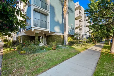 Exterior - 2101 E 2nd St #305, Long Beach, CA 90803 photo 4 of 6