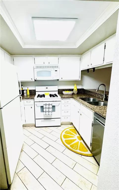 Kitchen - 1237 E 6th #106, Long Beach, CA 90802 photo 2 of 2