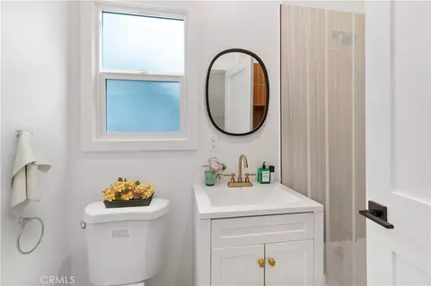 Bath - 1827 E 4th St, Long Beach, CA 90802 photo 5 of 5
