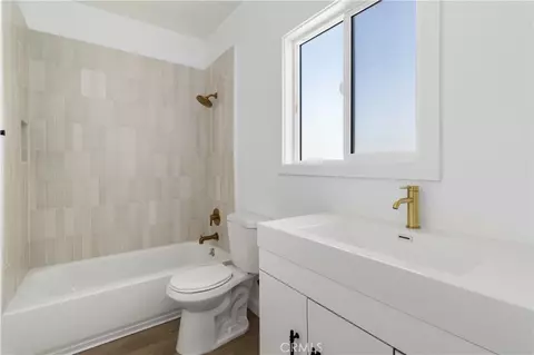 Bath - 1827 E 4th St, Long Beach, CA 90802 photo 2 of 5