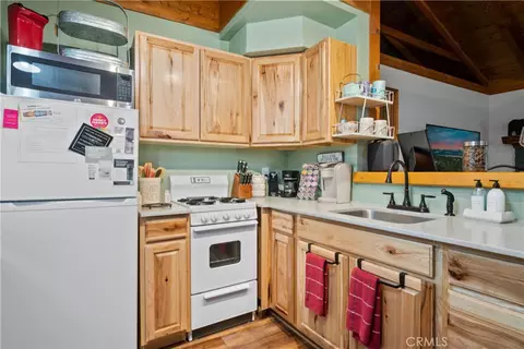 Kitchen - 42955 Encino, Big Bear Lake, CA 92315 photo 2 of 3