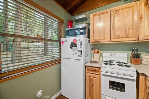 Kitchen - 42955 Encino, Big Bear Lake, CA 92315 photo 3 of 3