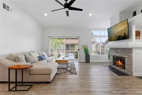 8070 E Oak Ridge Cir, Anaheim, CA 92808