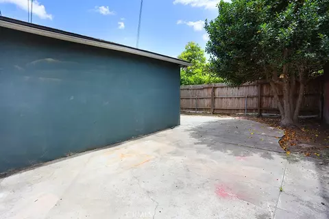 Exterior - 6449 Lemon Ave, Long Beach, CA 90805 photo 4 of 10
