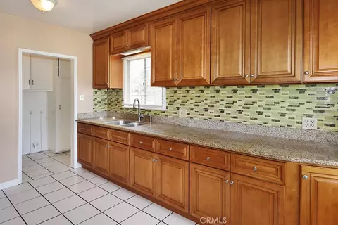 Kitchen - 6449 Lemon Ave, Long Beach, CA 90805 photo 3 of 3