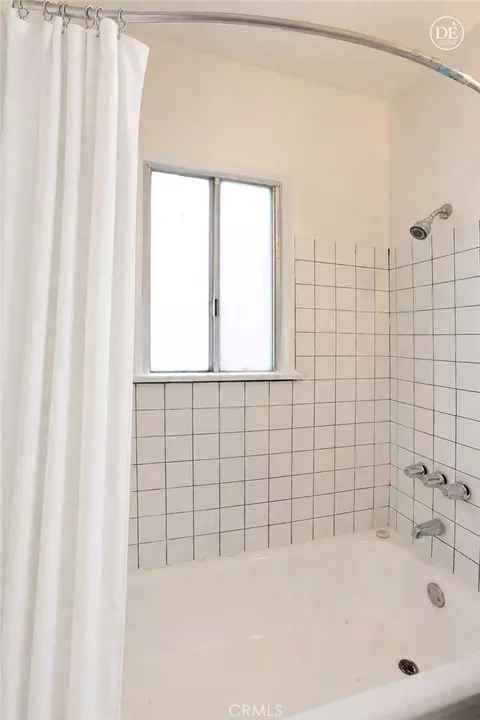Bath - 6449 Lemon Ave, Long Beach, CA 90805 photo 4 of 5
