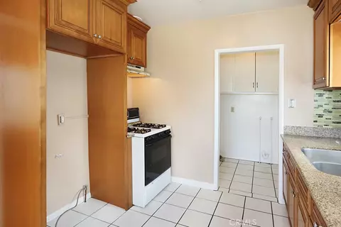 Kitchen - 6449 Lemon Ave, Long Beach, CA 90805 photo 2 of 3
