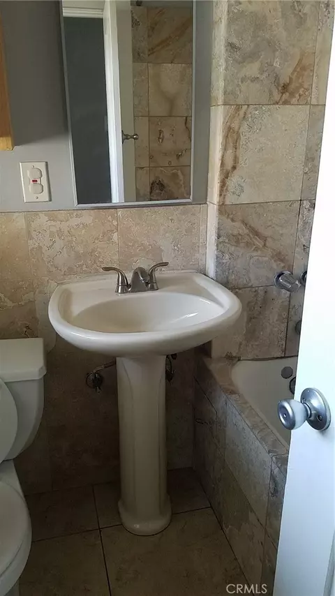 Bath - 1050 E Hellman St, Long Beach, CA 90813 photo 2 of 3