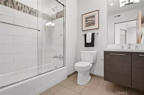 Bath - 23 4th Pl #6, Long Beach, CA 90802 photo 1 of 7