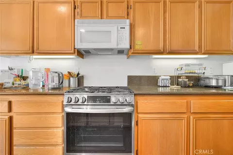 Kitchen - 11140 Bridgepoint Ct, Riverside, CA 92505 photo 7 of 9