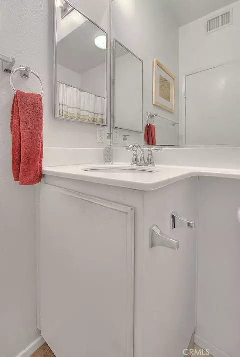 Bath - 11140 Bridgepoint Ct, Riverside, CA 92505 photo 2 of 8