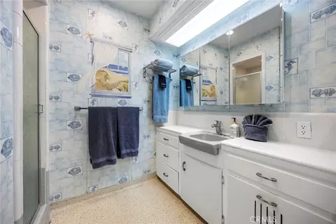 Bath - 634 E Adams Ave, Orange, CA 92867 photo 8 of 10