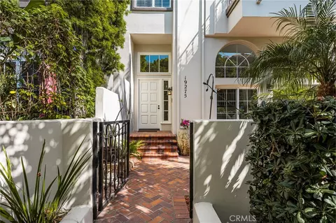 19275 Meadowood Cir, Huntington Beach, CA 92648