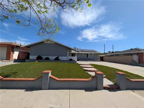 1019 S Shawnee Dr, Santa Ana, CA 92704