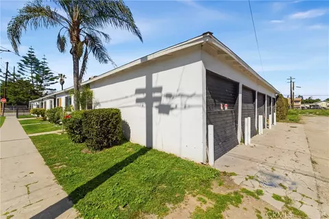 Exterior - 920 S Willowbrook, Compton, CA 90220 photo 4 of 10