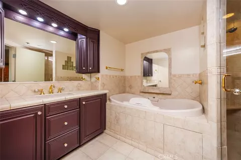 Bath - 525 E Seaside Way #807, Long Beach, CA 90802 photo 2 of 4