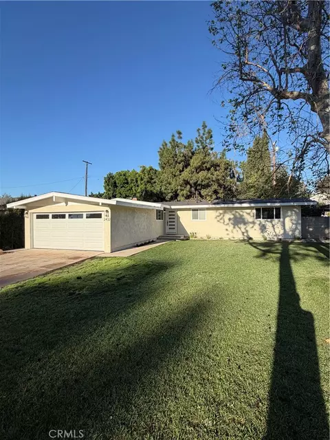 2432 Larchmont, Santa Ana, CA 92706