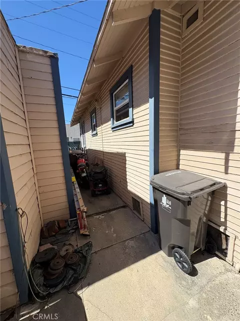 Exterior - 617 W 3rd St, Long Beach, CA 90802 photo 11 of 20