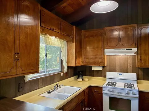 Kitchen - 23992 Lakeview Dr, Crestline, CA 92325 photo 2 of 3
