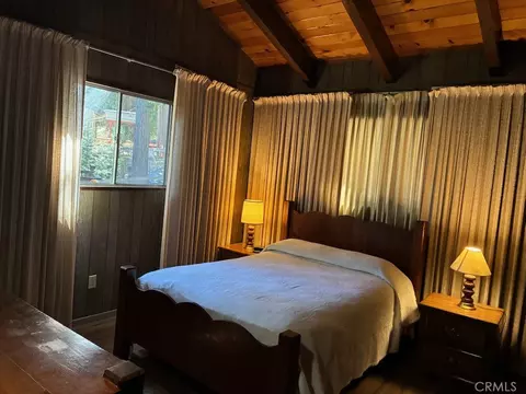 Bedroom - 23992 Lakeview Dr, Crestline, CA 92325 photo 1 of 4