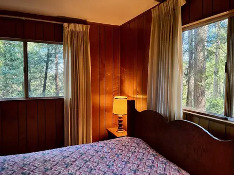 Bedroom - 23992 Lakeview Dr, Crestline, CA 92325 photo 4 of 4