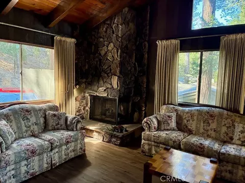 Living - 23992 Lakeview Dr, Crestline, CA 92325 photo 2 of 6