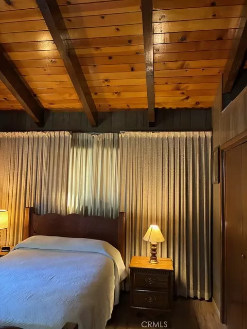 Bedroom - 23992 Lakeview Dr, Crestline, CA 92325 photo 2 of 4