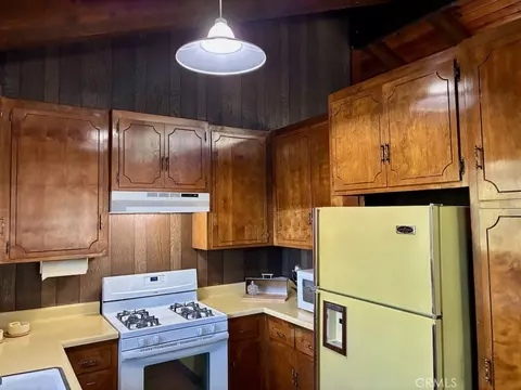 Kitchen - 23992 Lakeview Dr, Crestline, CA 92325 photo 3 of 3