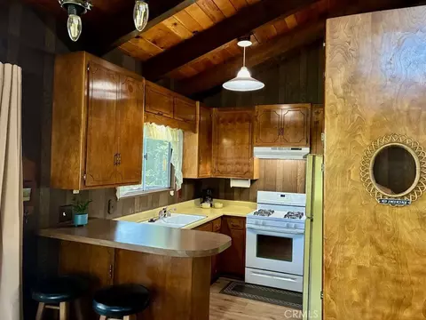 Kitchen - 23992 Lakeview Dr, Crestline, CA 92325 photo 1 of 3