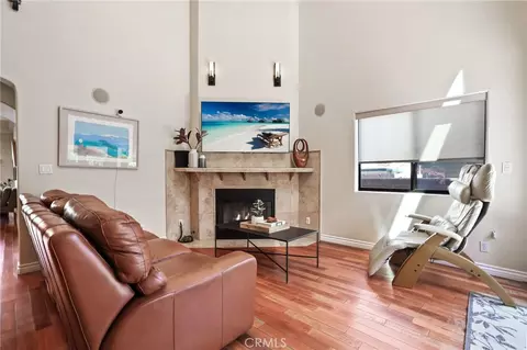 Living - 4326 E Vista St, Long Beach, CA 90803 photo 2 of 3