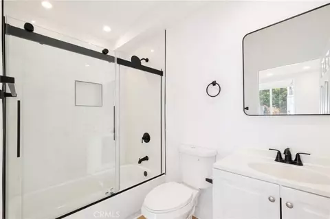 Bath - 625 Orizaba, Long Beach, CA 90814 photo 3 of 5