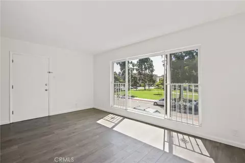 Living - 2075 E Broadway, Long Beach, CA 90803 photo 3 of 3