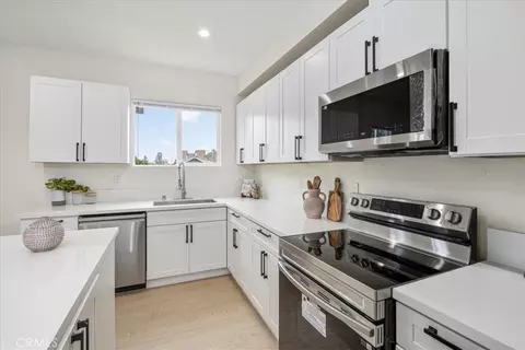 Kitchen - 16619 Lake Ave, Paramount, CA 90723 photo 6 of 6