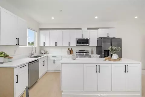 Kitchen - 16619 Lake Ave, Paramount, CA 90723 photo 4 of 6