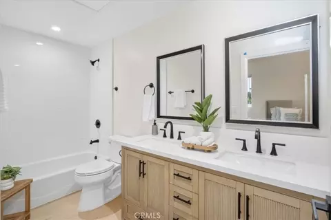 Bath - 16619 Lake Ave, Paramount, CA 90723 photo 3 of 5