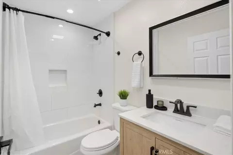 Bath - 16619 Lake Ave, Paramount, CA 90723 photo 2 of 5