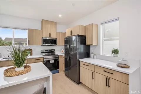 Kitchen - 16619 Lake Ave, Paramount, CA 90723 photo 3 of 6