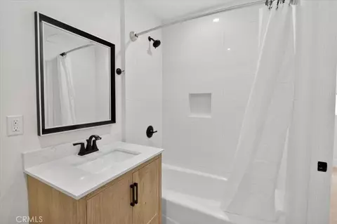 Bath - 16619 Lake Ave, Paramount, CA 90723 photo 4 of 5
