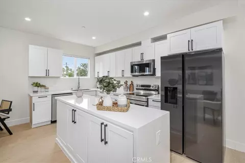 Kitchen - 16619 Lake Ave, Paramount, CA 90723 photo 5 of 6